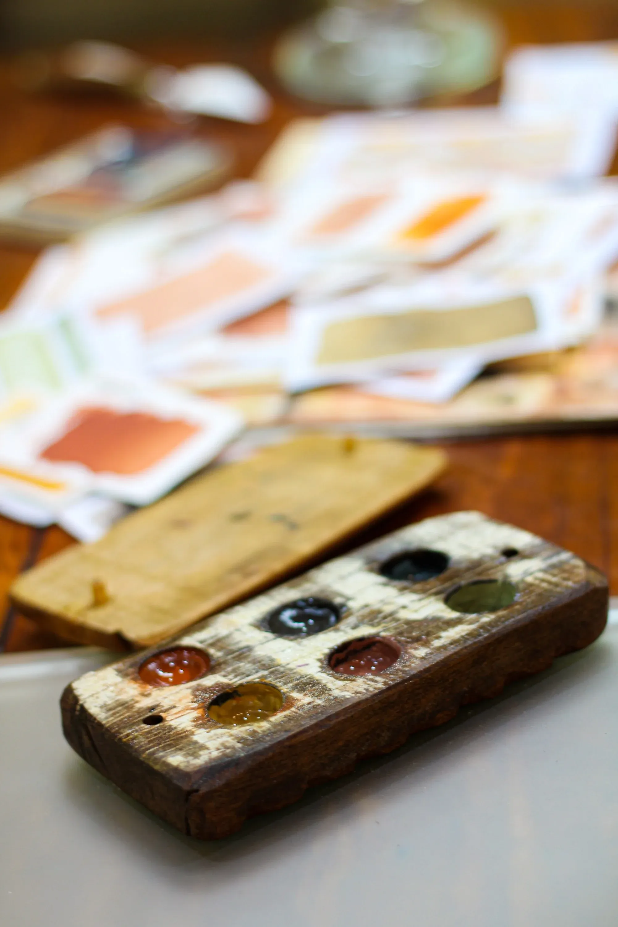 Paleta de aquarela de terra com testes de cor em tons de ocre e terracota