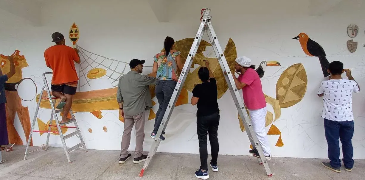 Detalhe do mural com figuras humanas, canoa e peixes pintados em tinta de terra
