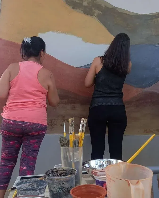 Professores participando da oficina de tintas de terra em Ipanema