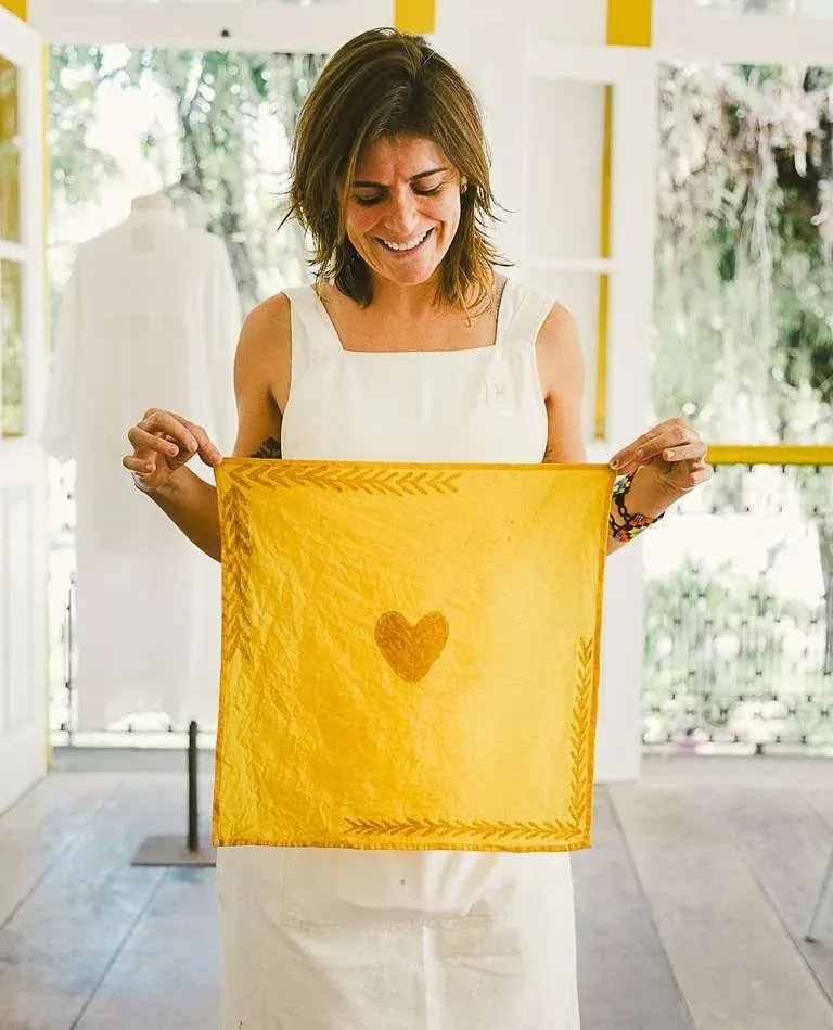 Lenço tingido de amarelo com estampa botânica de folhas em impressão natural